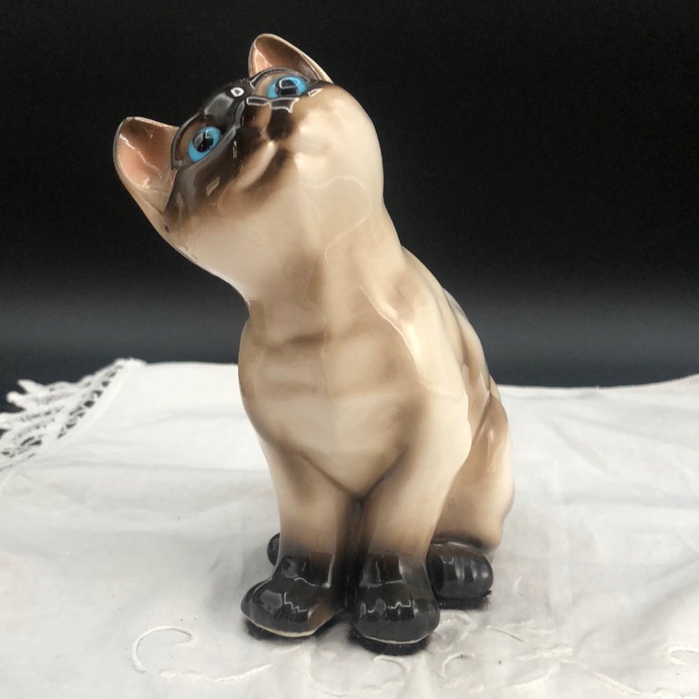Rare Vintage N C Cameron and Sons LTD Siamese Kitten Looking Up. Made in Korea.